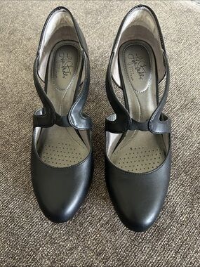 Life Stride Black T-Strap Closed-Toe Heels